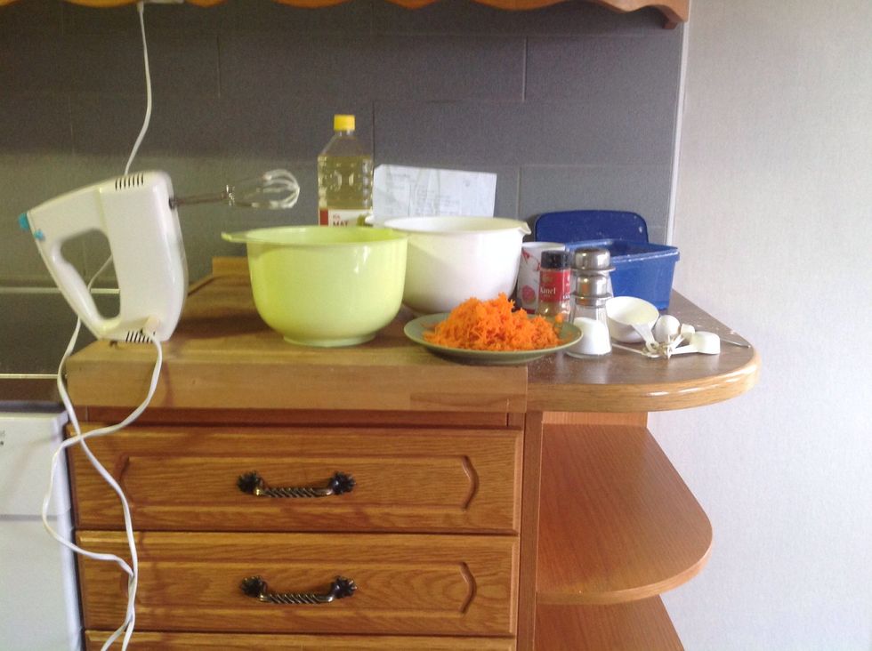 Skala, sk\u00f6lj och riv mor\u00f6tterna och s\u00e4tt ugnen p\u00e5 200 grader Peel, wash and tear off the carrots and set the oven on 200 degrees.