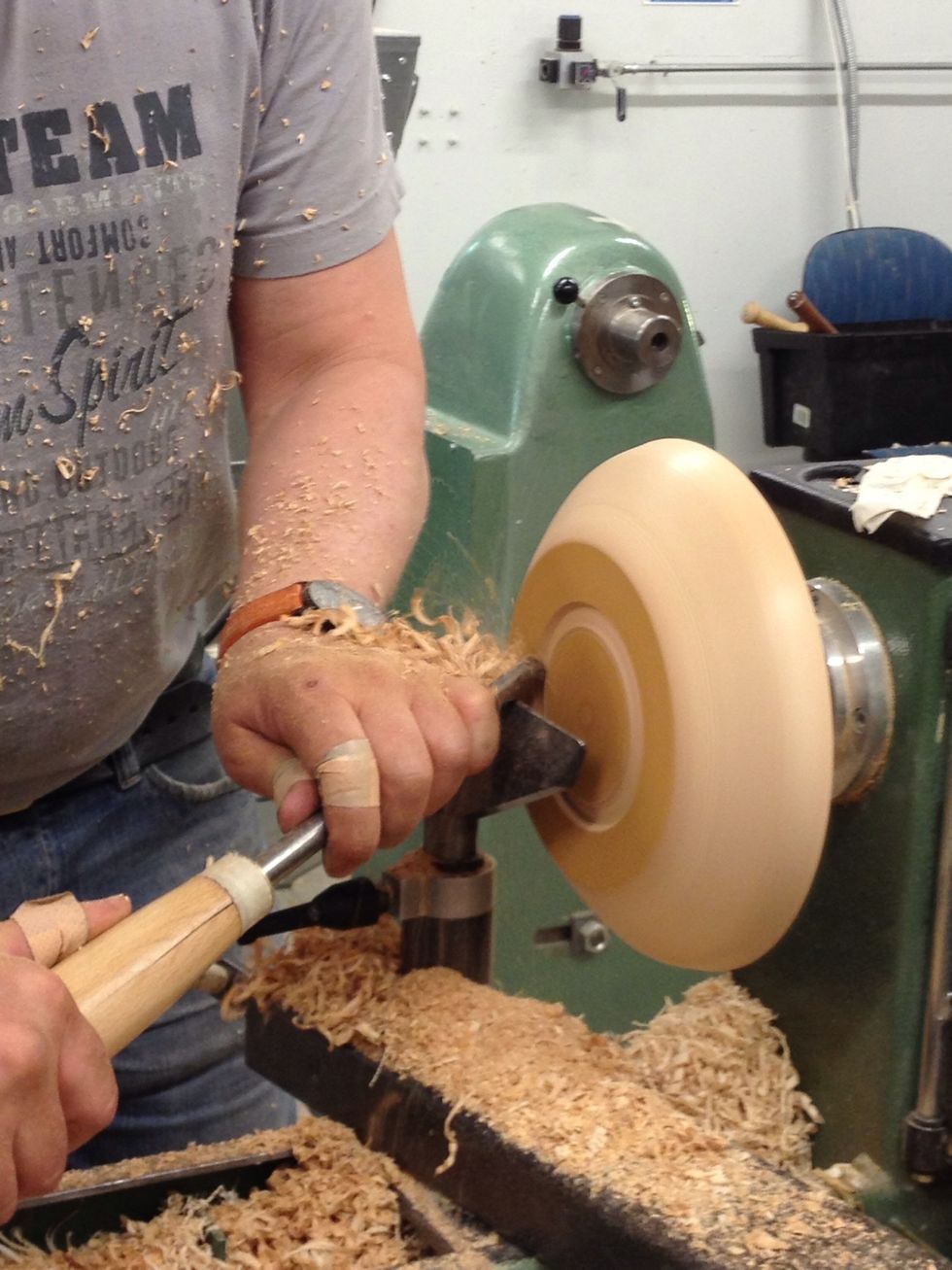 Skapa antingen en fot eller en f\u00f6rdjupning. Detta ska anv\u00e4ndas f\u00f6r att s\u00e4tta fast tr\u00e4stycket i svarvens chuck.