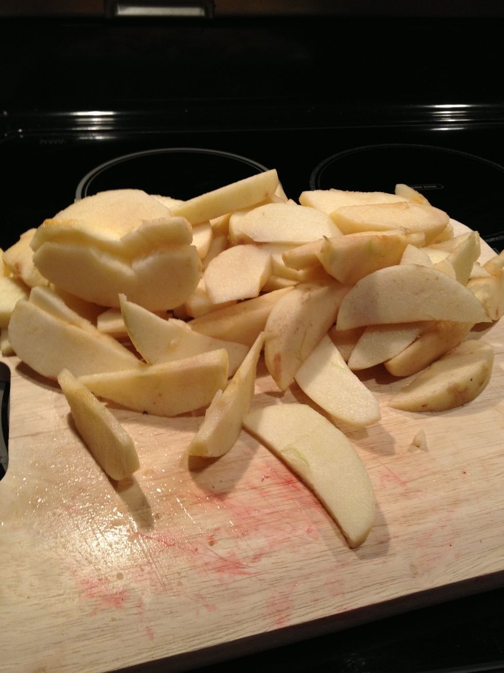 Skin apples and remove the core. Then cut into medium slices (roughly 16 slices per apple)