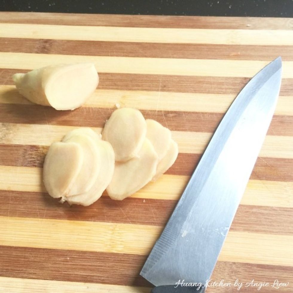 Skinned and cut ginger into slices.