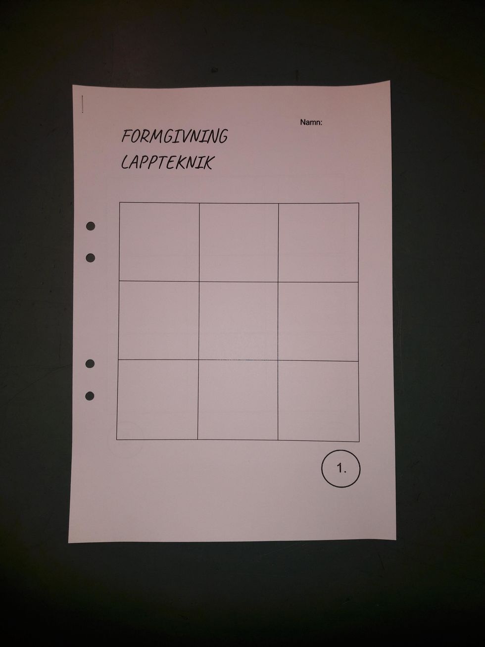 Skissa tre olika formgivningar i ditt h\u00e4fte. T\u00e4nk p\u00e5 att inte ha samma tyg i rutor bredvid varandra. V\u00e4lj ett av dina m\u00f6nster att tillverka.