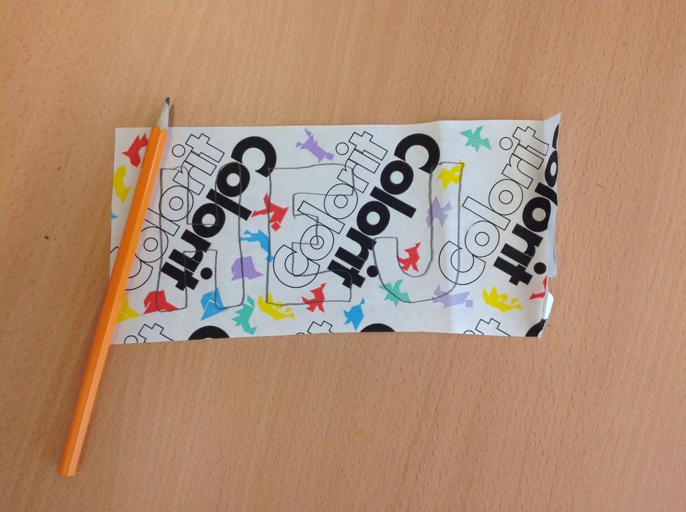 Skriv eller rita upp ditt motiv p\u00e5 den sidan som inte \u00e4r vaxad. \u00c4r du os\u00e4ker p\u00e5 vilken sida som \u00e4r vaxad, provstryk med strykj\u00e4rn mot en tygbit. Pappret ska fastna p\u00e5 tygbiten och inte p\u00e5 strykj\u00e4rnet.