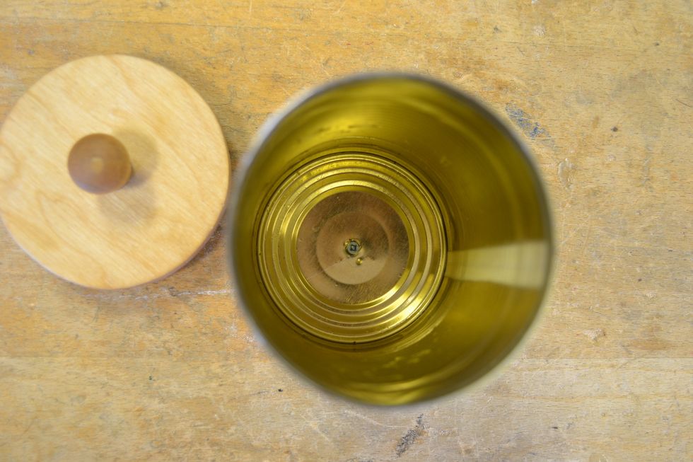 Skruva fast burken i bottenplattan med en skruv 2,5x10mm. Anv\u00e4nd en l\u00e5ng skruvmejsel PZ1.