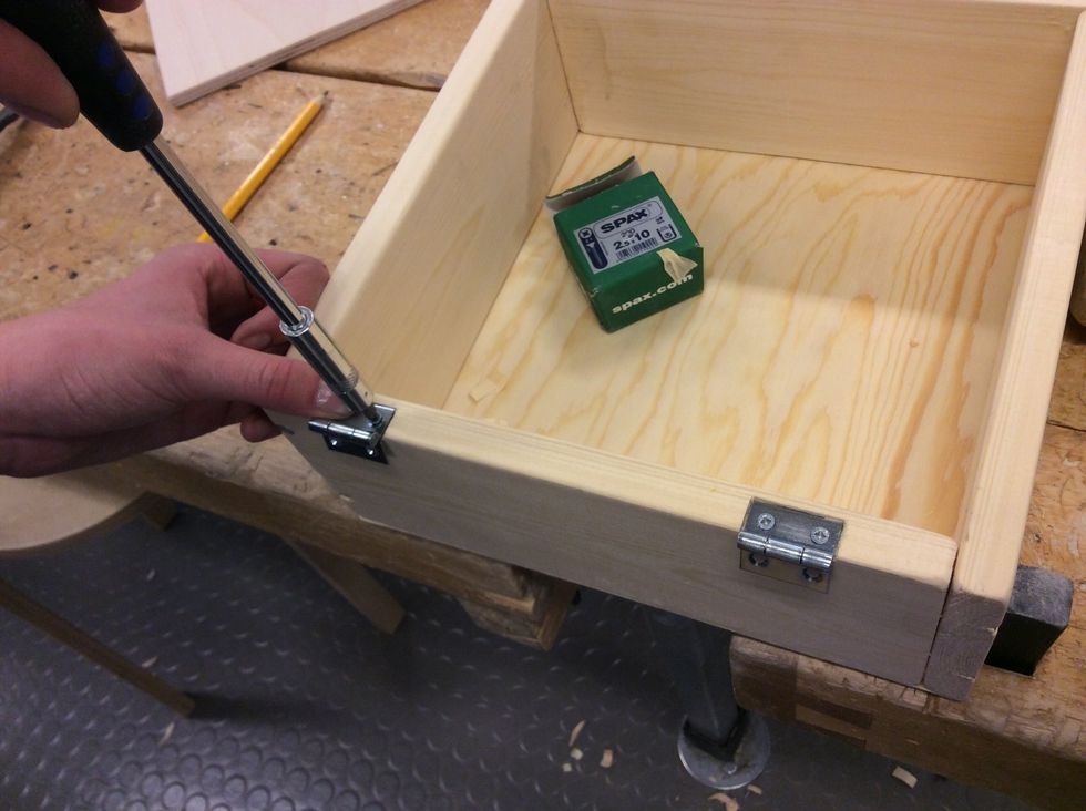 Skruva fast dina g\u00e5ngj\u00e4rn i l\u00e5dan med sm\u00e5 skruvar. Kolla s\u00e5 du har r\u00e4tt bits isatt i skruvmejseln.