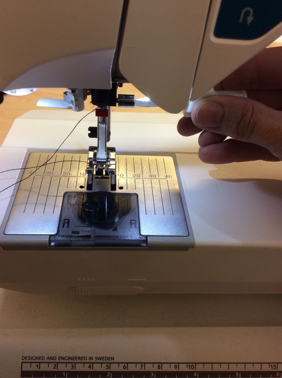 Skruva fast en tvillingn\u00e5l, se till att den platta sidan p\u00e5 n\u00e5larna sitter bak\u00e5t.