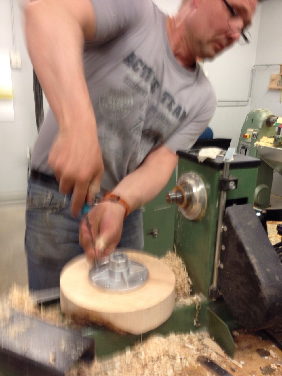 Skruva p\u00e5 nn mitt p\u00e5 det som kommer att bli \u00f6ppningen i sk\u00e5len. F\u00e4st p\u00e5 skruvf\u00e4stet p\u00e5 svarven.