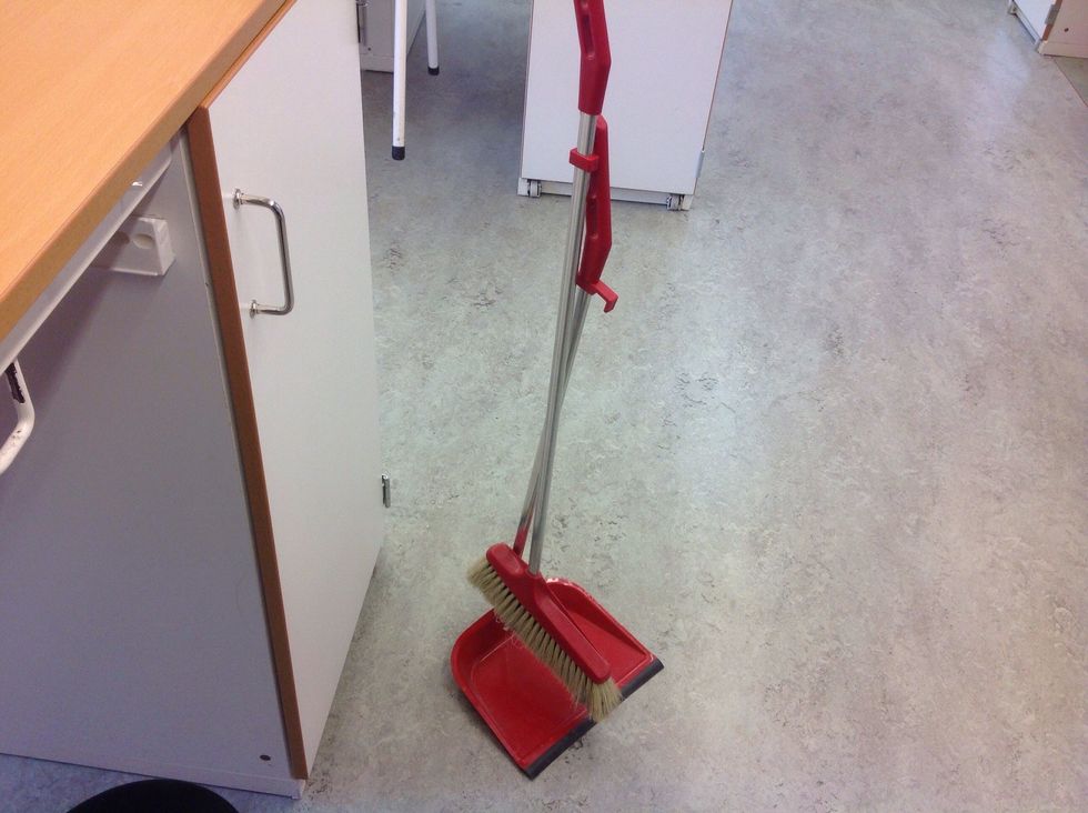 Sl\u00e4ng alla mj\u00f6lbitar. St\u00e4da p\u00e5 bordet och golvet.