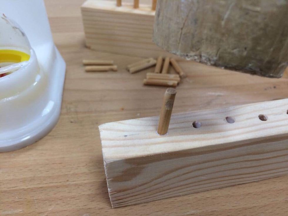 Sl\u00e5 i pinnarna med lite lim i \u00e4nden. Ha alla sp\u00e5r \u00e5t samma h\u00e5ll och upp\u00e5t