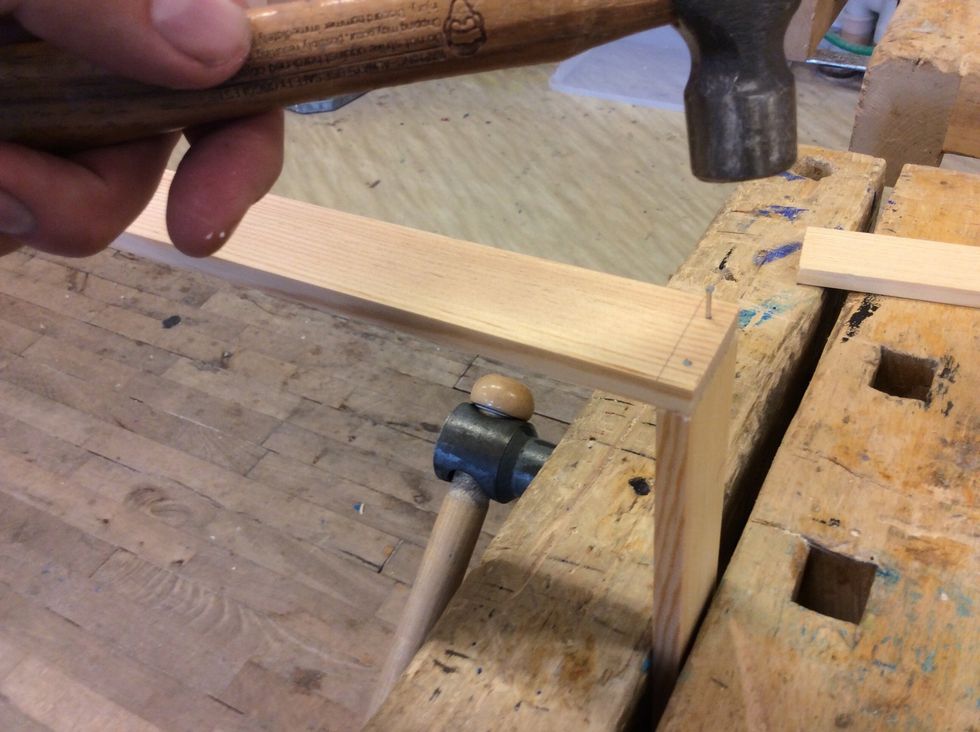 Sl\u00e5 sakta ner spikarna med en kulhammare, var noggrann med att bitarna kommer j\u00e4mt och fint. B\u00f6rja en spik komma snett dra upp den och f\u00f6rs\u00f6k igen.