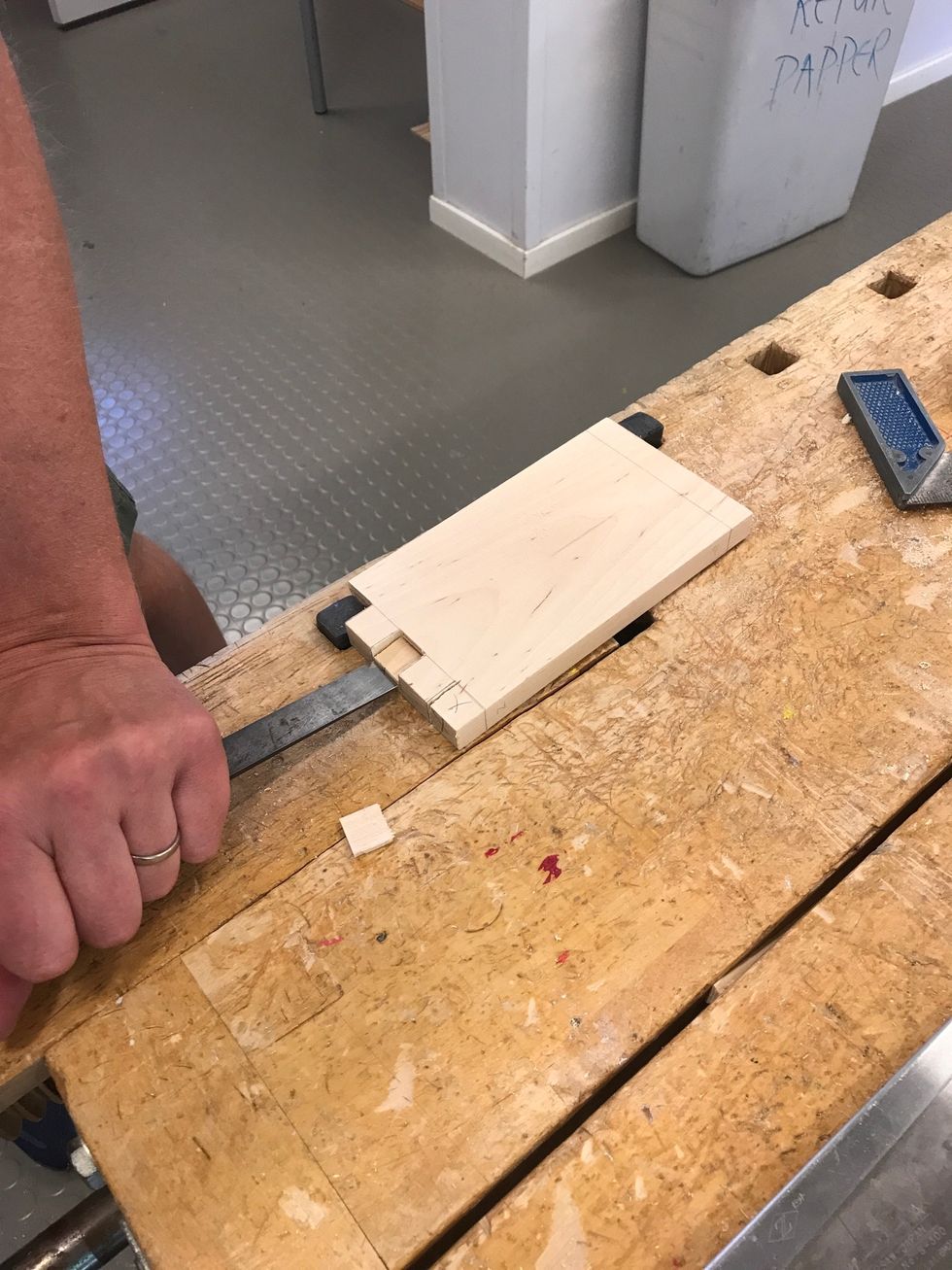 Sl\u00e5 v\u00e4xelvis uppe p\u00e5 br\u00e4dan och fr\u00e5n sidan. OBS b\u00f6rja alltid uppifr\u00e5n.