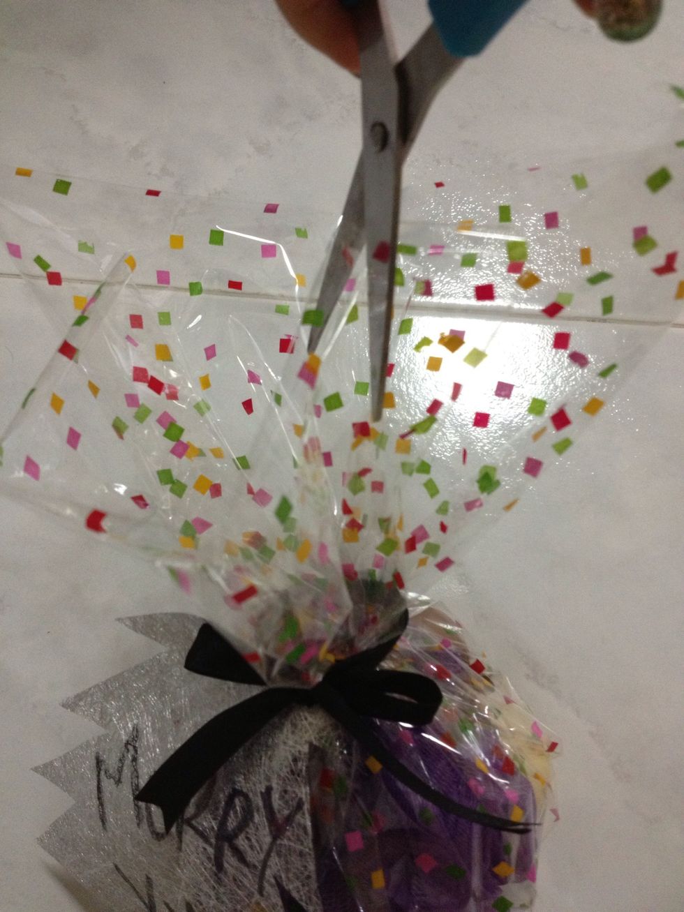 Slash bit by bit the plastic wrapping from top to create the volume, slash it irregularly