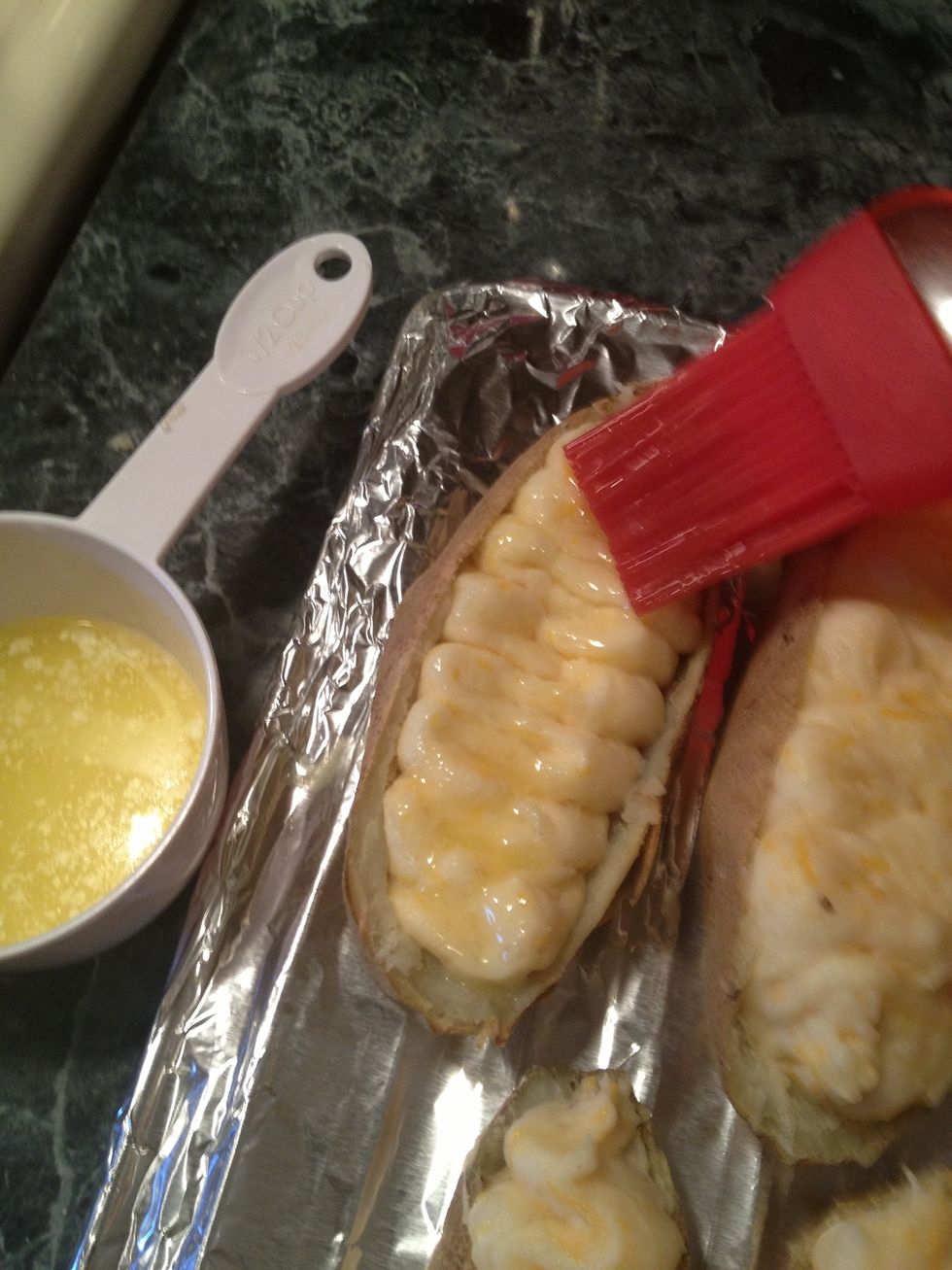 Slather that butter all over the top of these bad boys. Nomnom