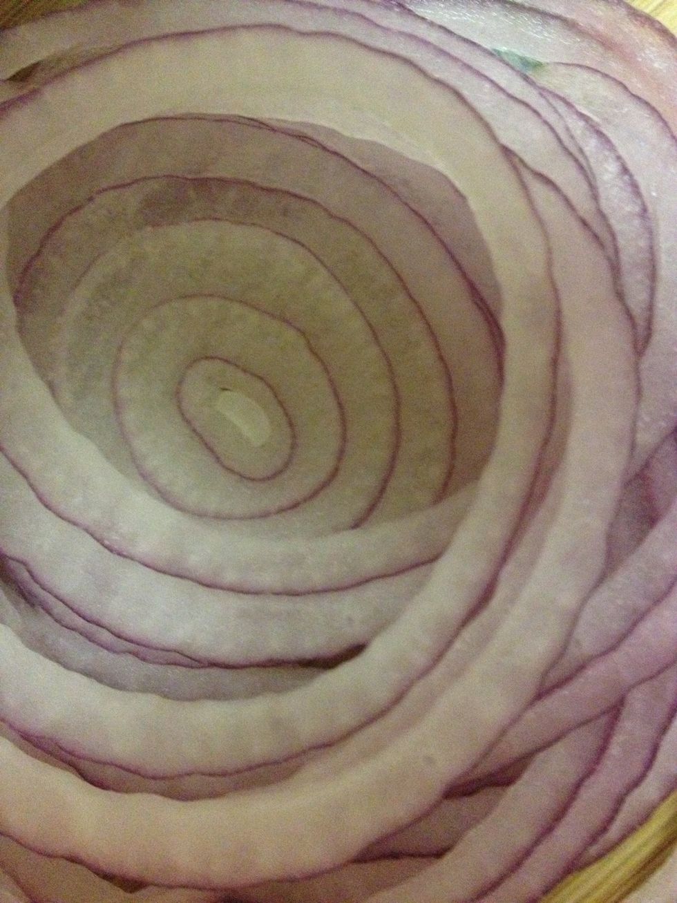 Slice a 1/4 of a red onion into thin 3 mm rings