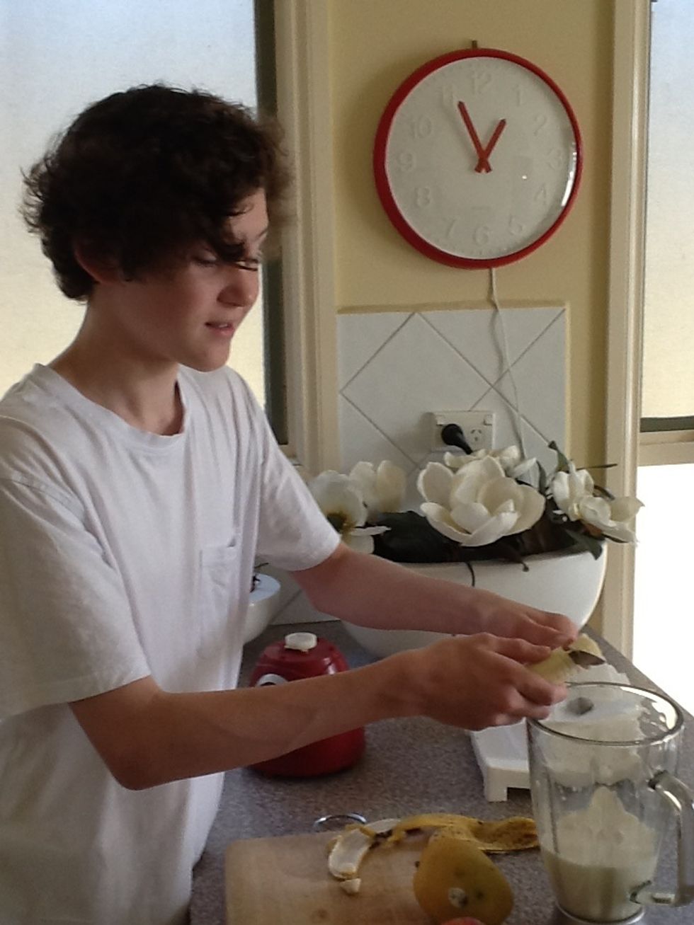 Slice a full banana and put it in the blender.