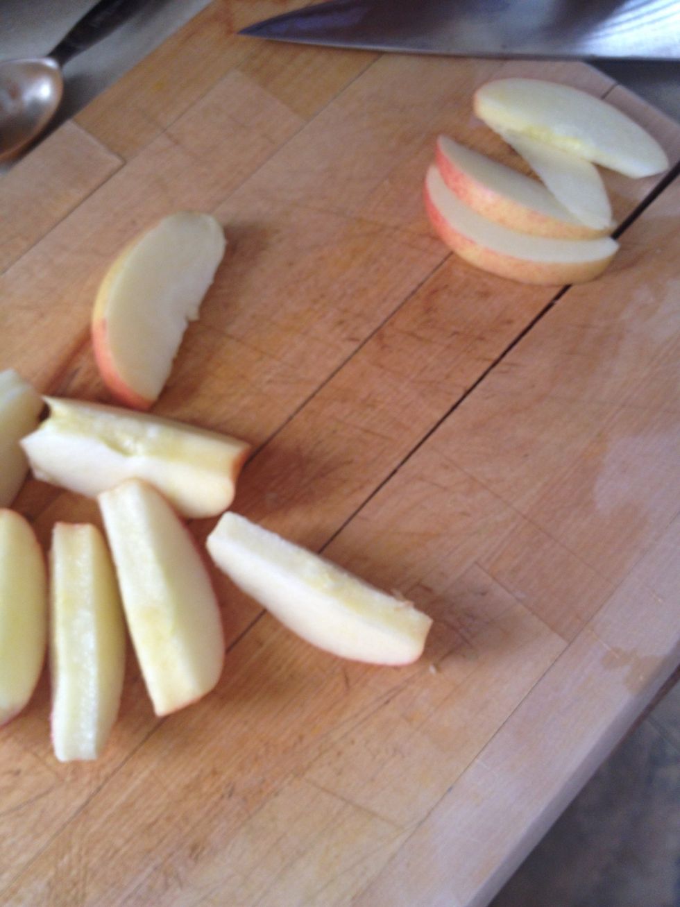 Slice each wedge of one apple into smaller slices.