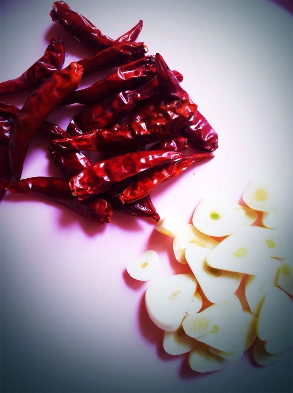 Slice garlic and dried hot pepper.