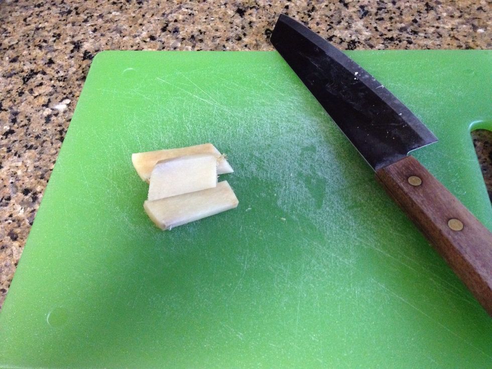 Slice ginger into 4 small pieces.