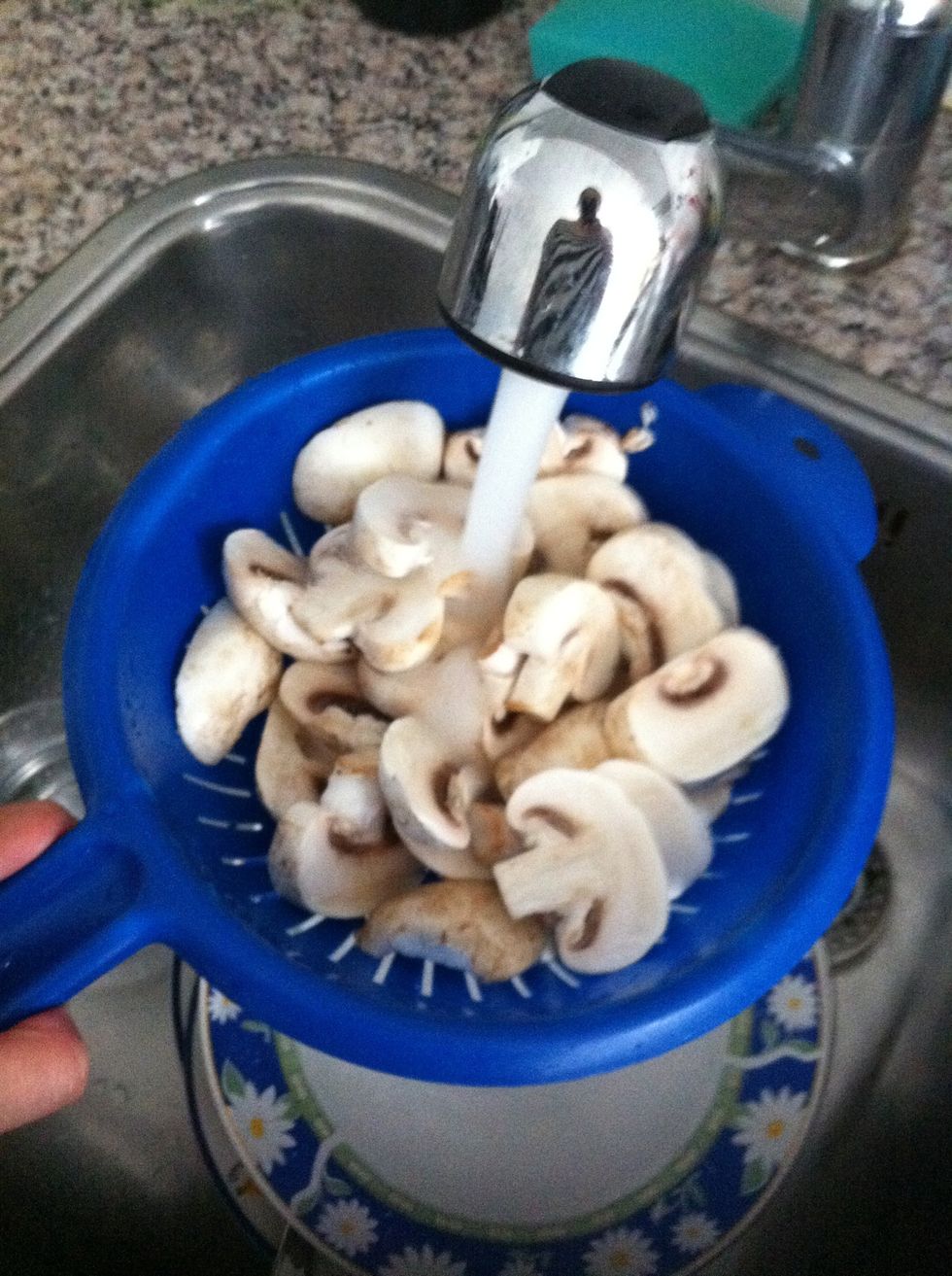 Slice mushrooms and wash them thoroughly.