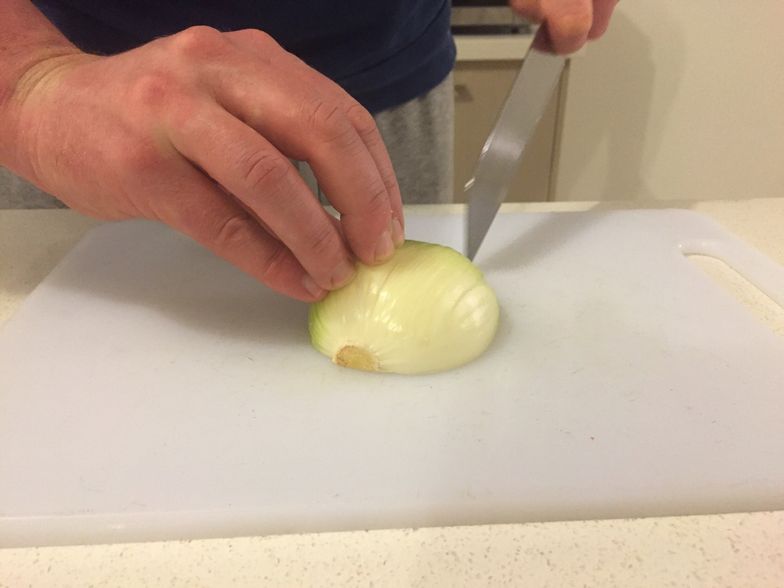 How to thinly slice an onion 