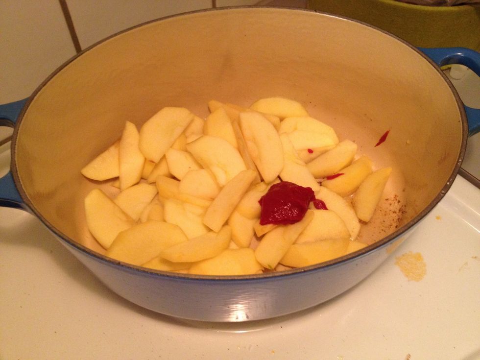 Slice the apples and add them, along with the garlic & the tomato paste to a big pot.