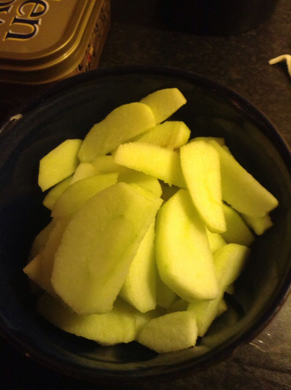 Slice the apples.