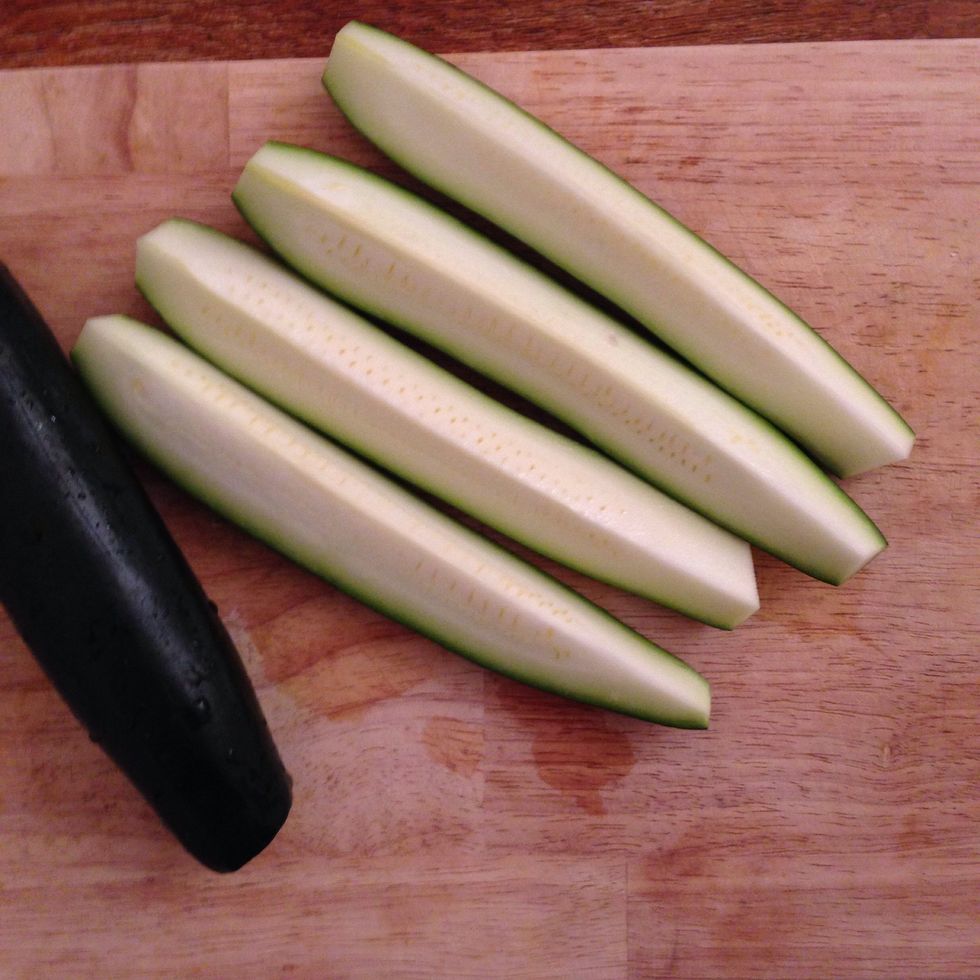 Slice the courgettes in 4 lengthwise