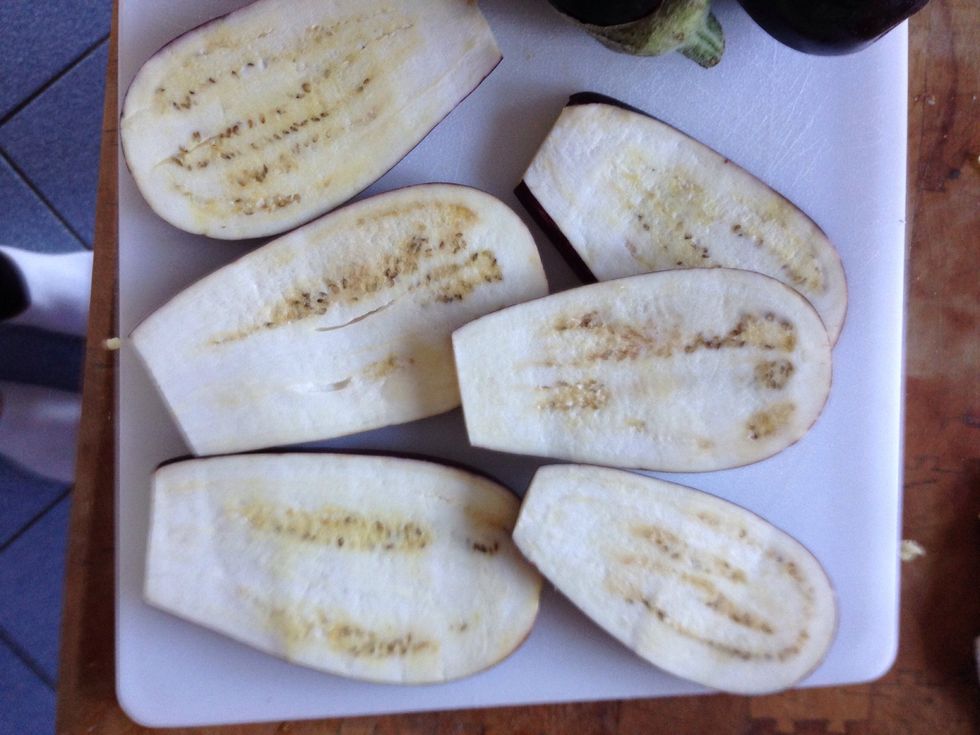 Slice the eggplants 1cm thick