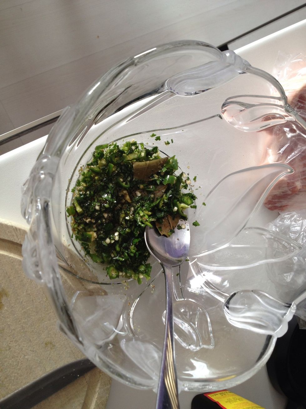 Slice the finely chopped parsley and the spicy pepper and mix all spices.