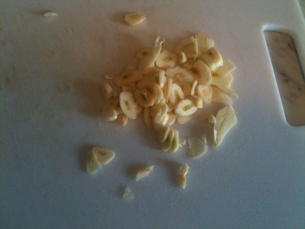 Slice the garlic.
