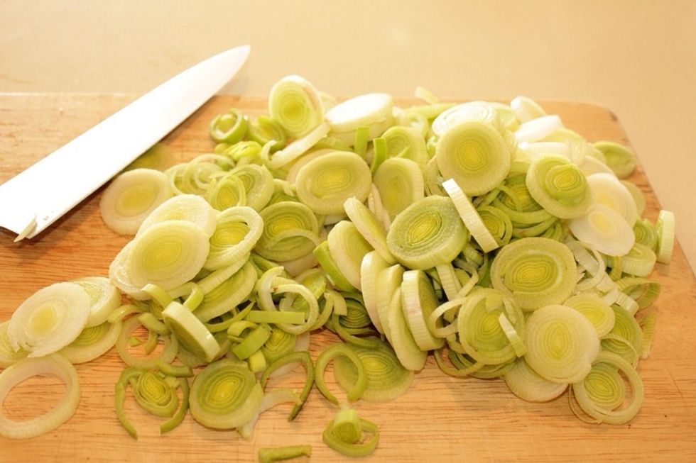 Slice the leek into thin slices