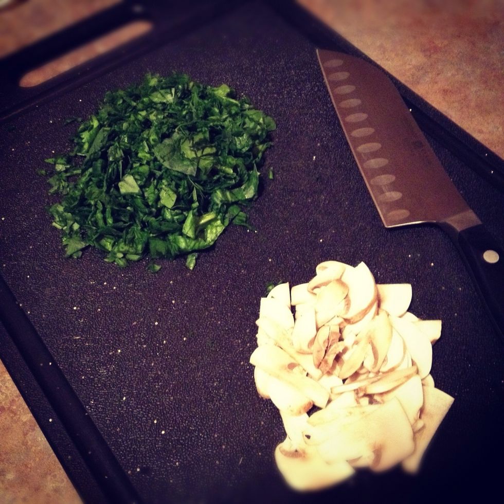 Slice the mushrooms to your taste. I use two small mushrooms. (1 service). ------ Cortas las setas al gusto. Dos setas si es para una persona.