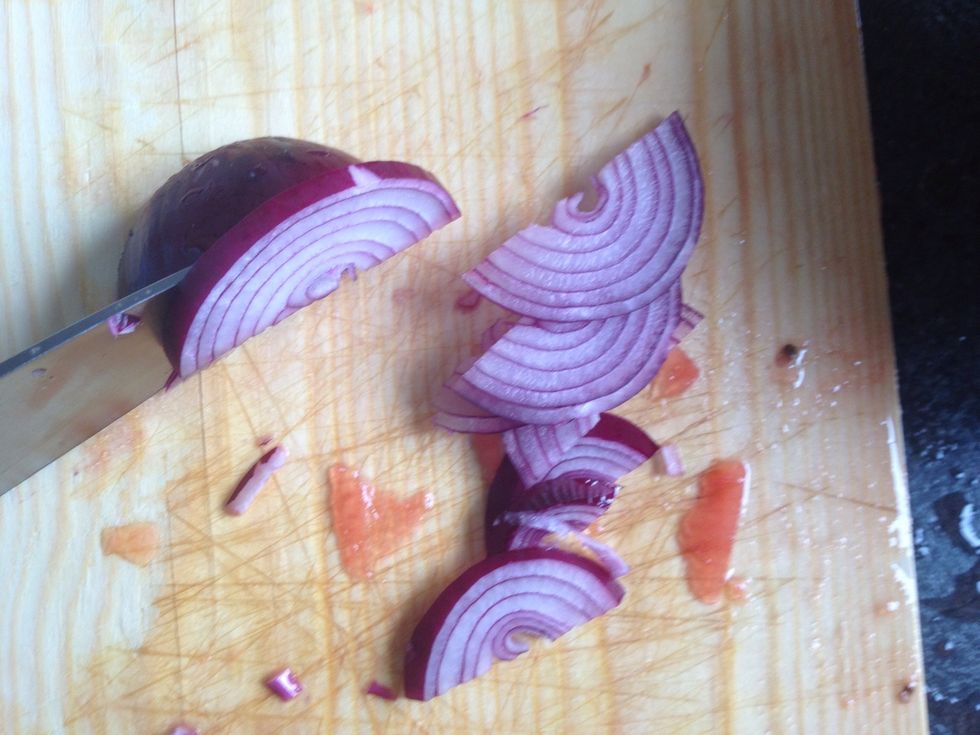 Slice the onion in rings.
