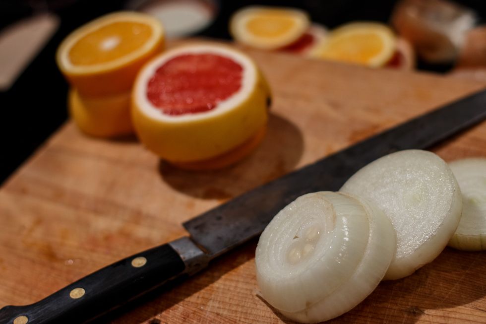 Slice the onions and citrus fruits. Make the rings about 1.5 to 2 cm thick. For the yankees, that's about 1/2 an inch