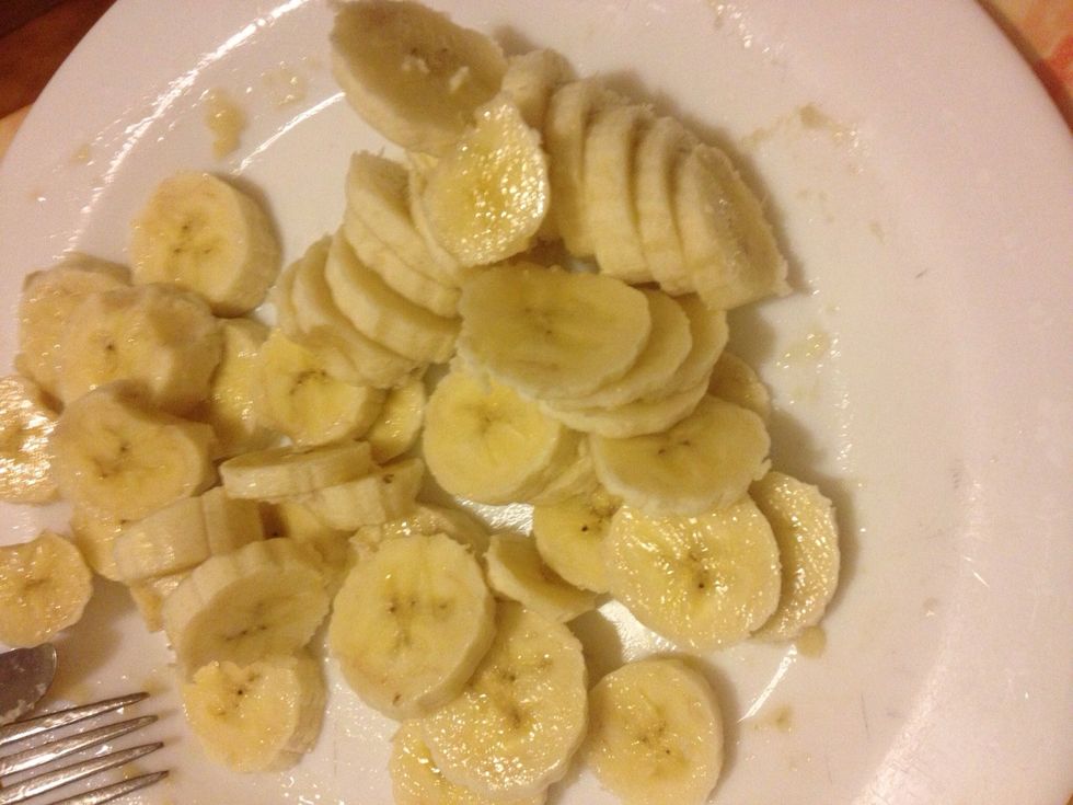 Slice the other two bananas.