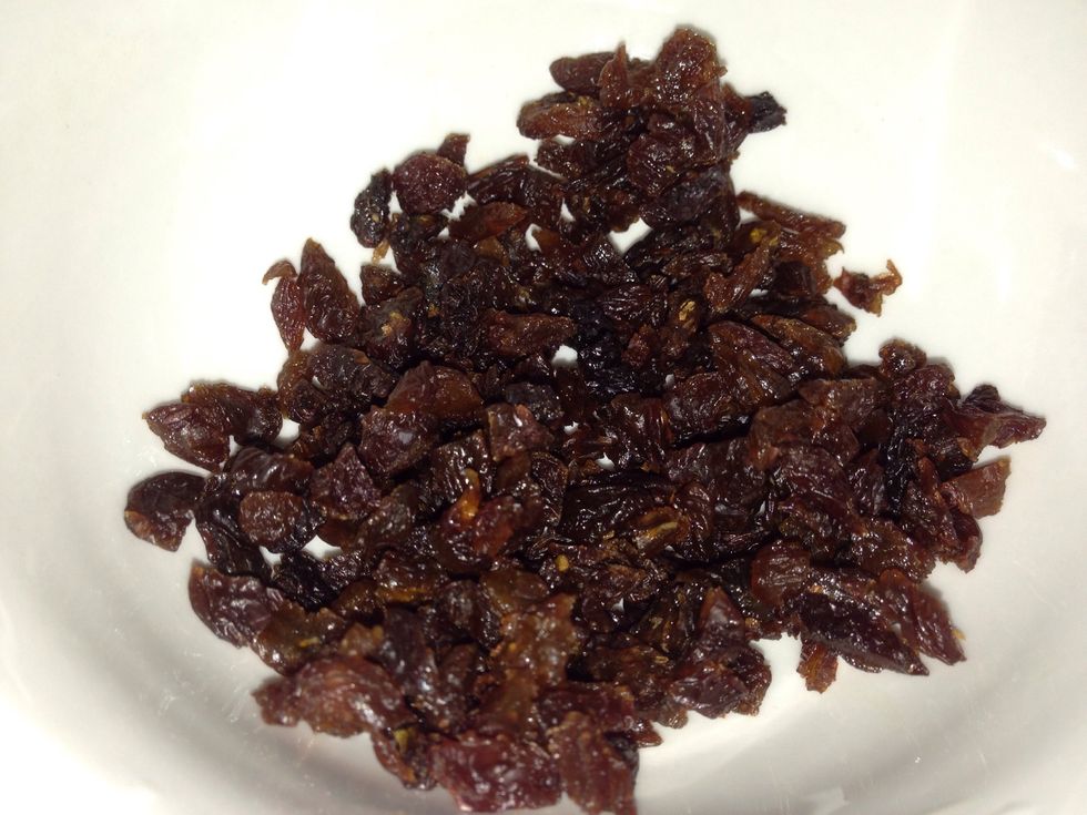 Slice the raisins into 4.