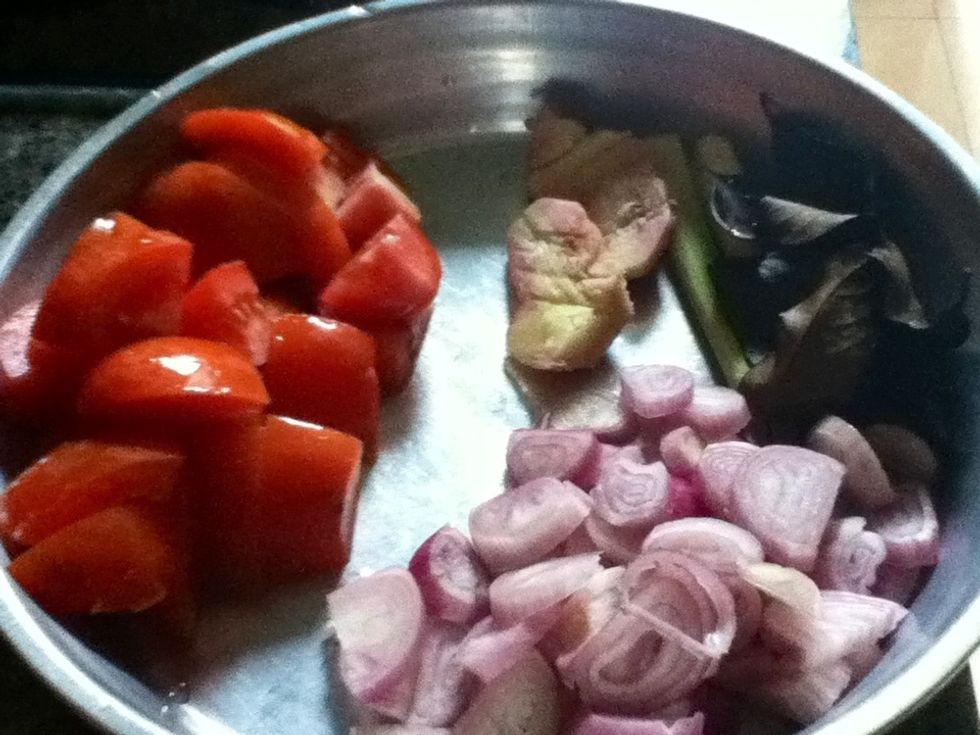 slice the red onion and garlic, cut the tomatoes into small pieces, slice the galangal