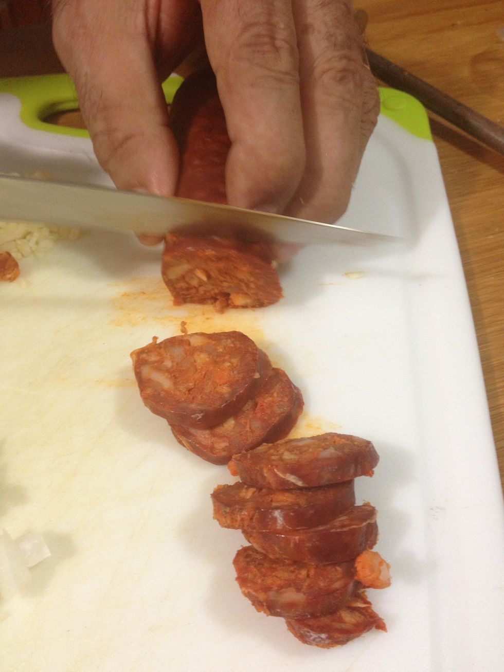 Slice the rest of the chorizo.