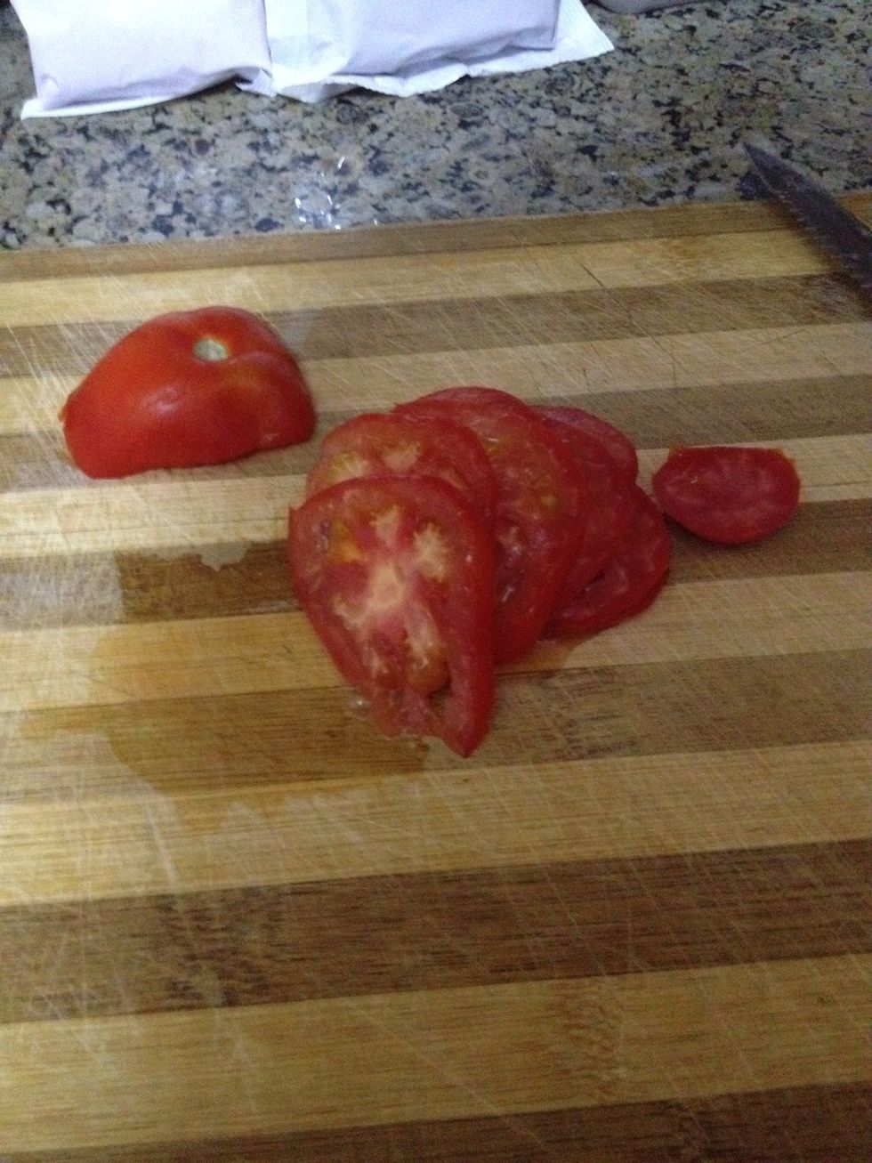 Slice the tomato in thin slices