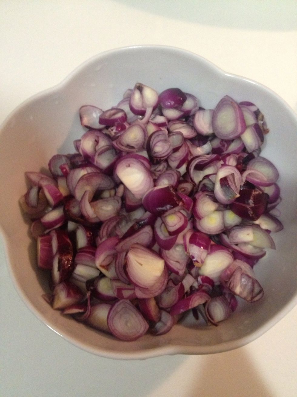Slice thinly. I prefer red shallots as they taste sweeter and give better aroma.