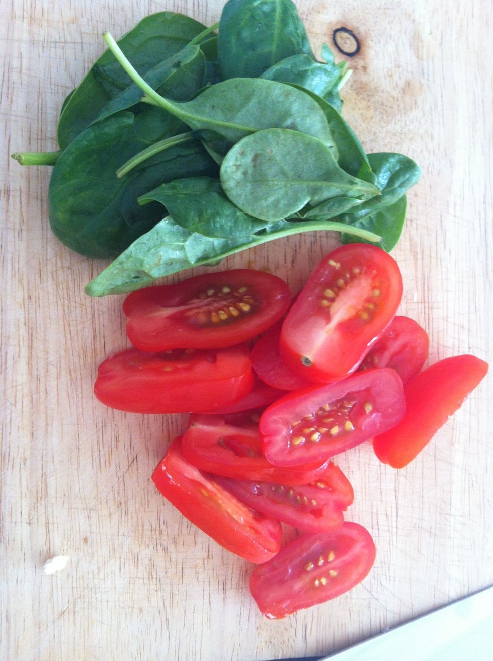 Slice tomatoes, baby spinach and mushrooms