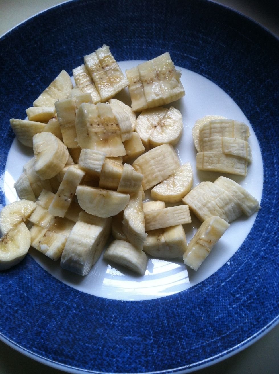 Slice up 2 bananas