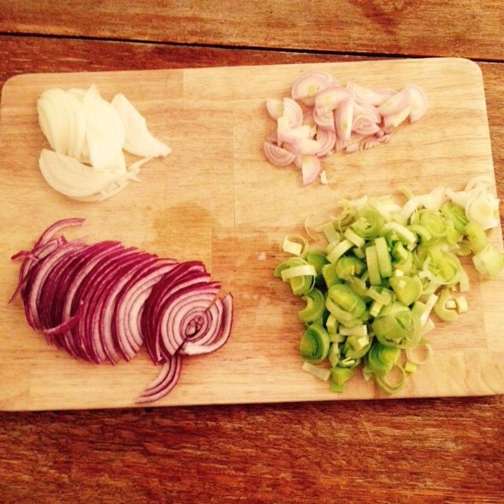 Slice up all the onions, save half of the red onion for garnishing