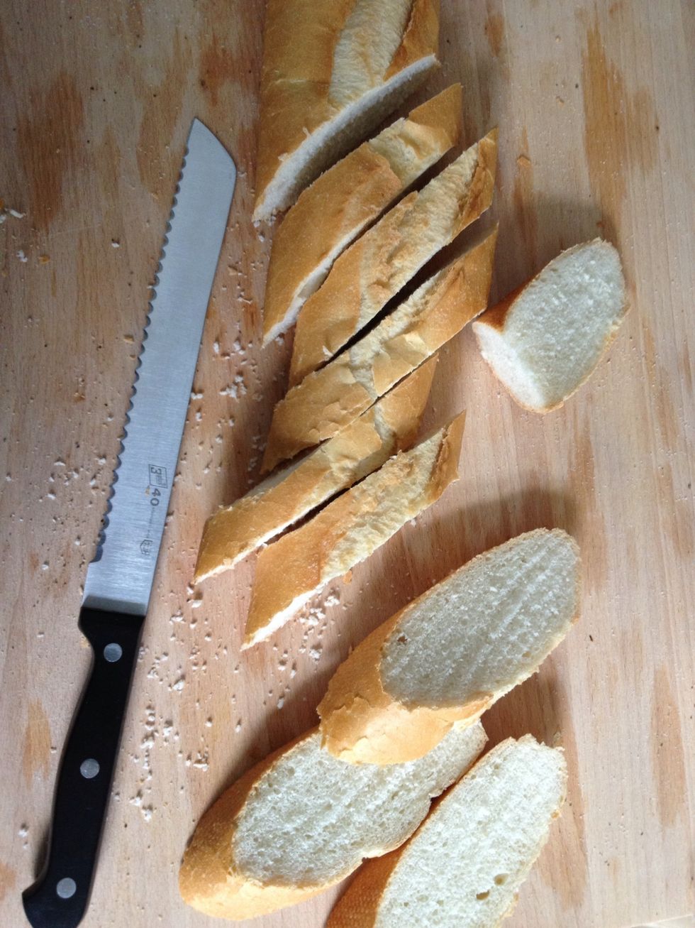Slice up the baguette like this.