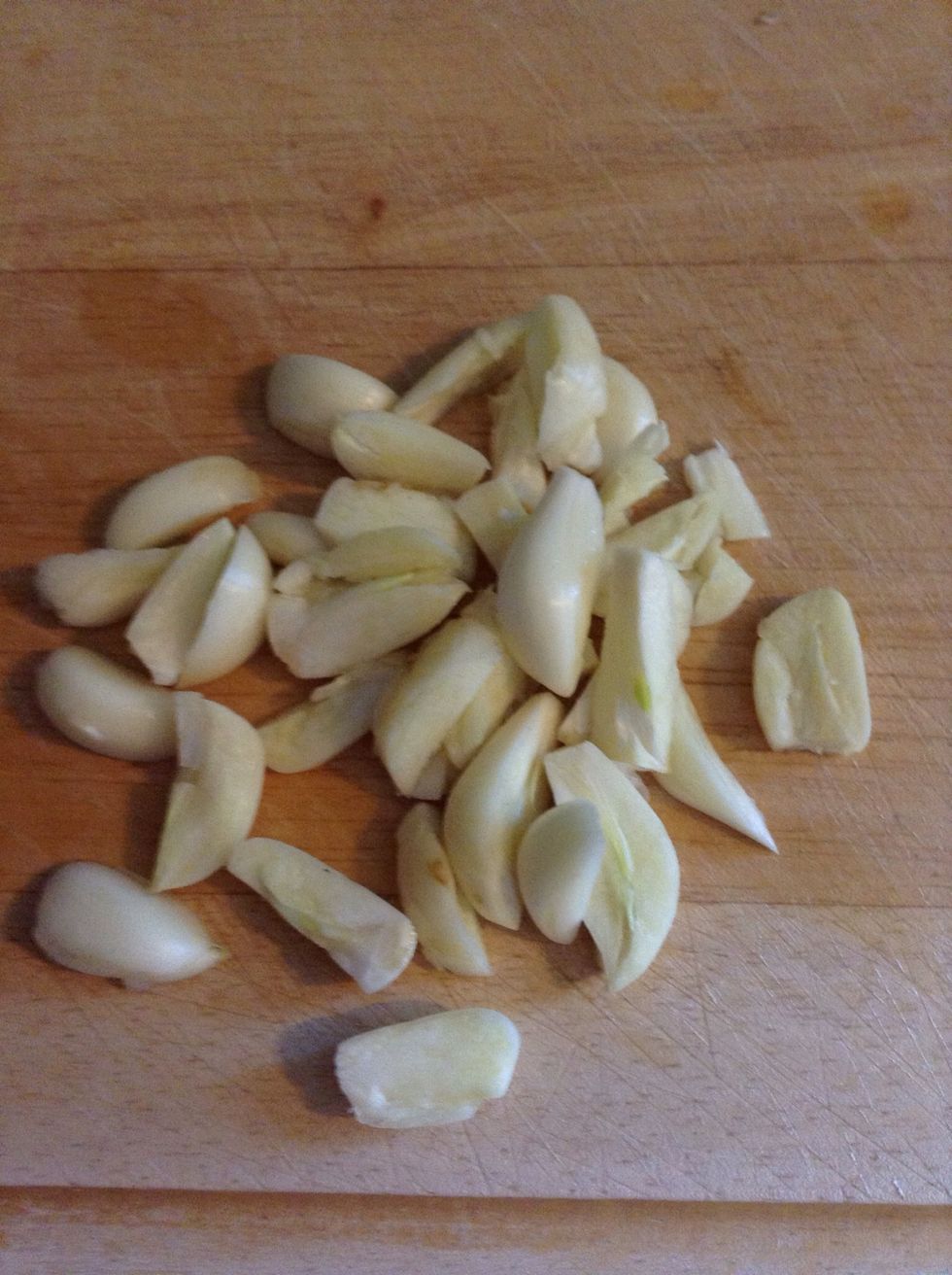 Slice up the garlic like this.
