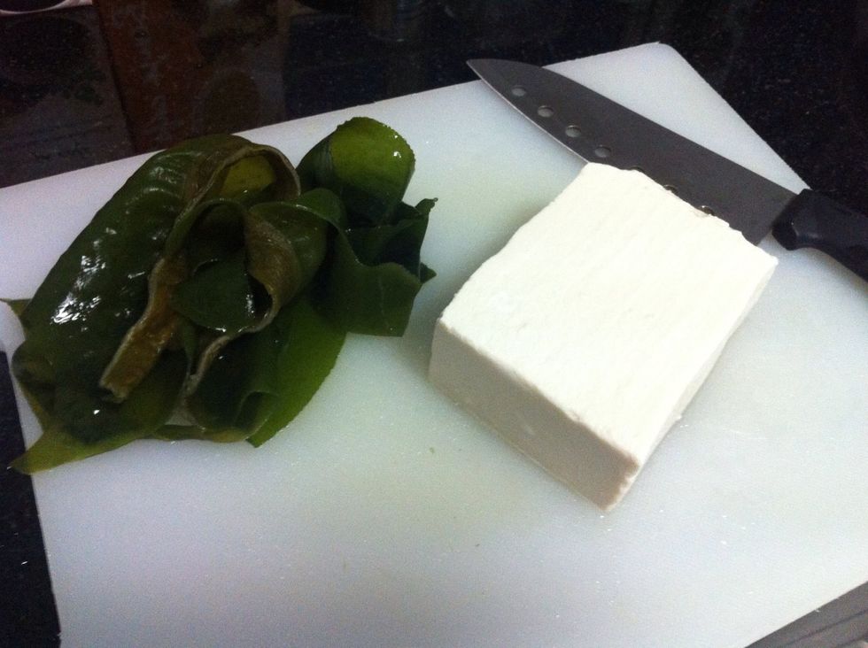 Slice wakame and tofu.
