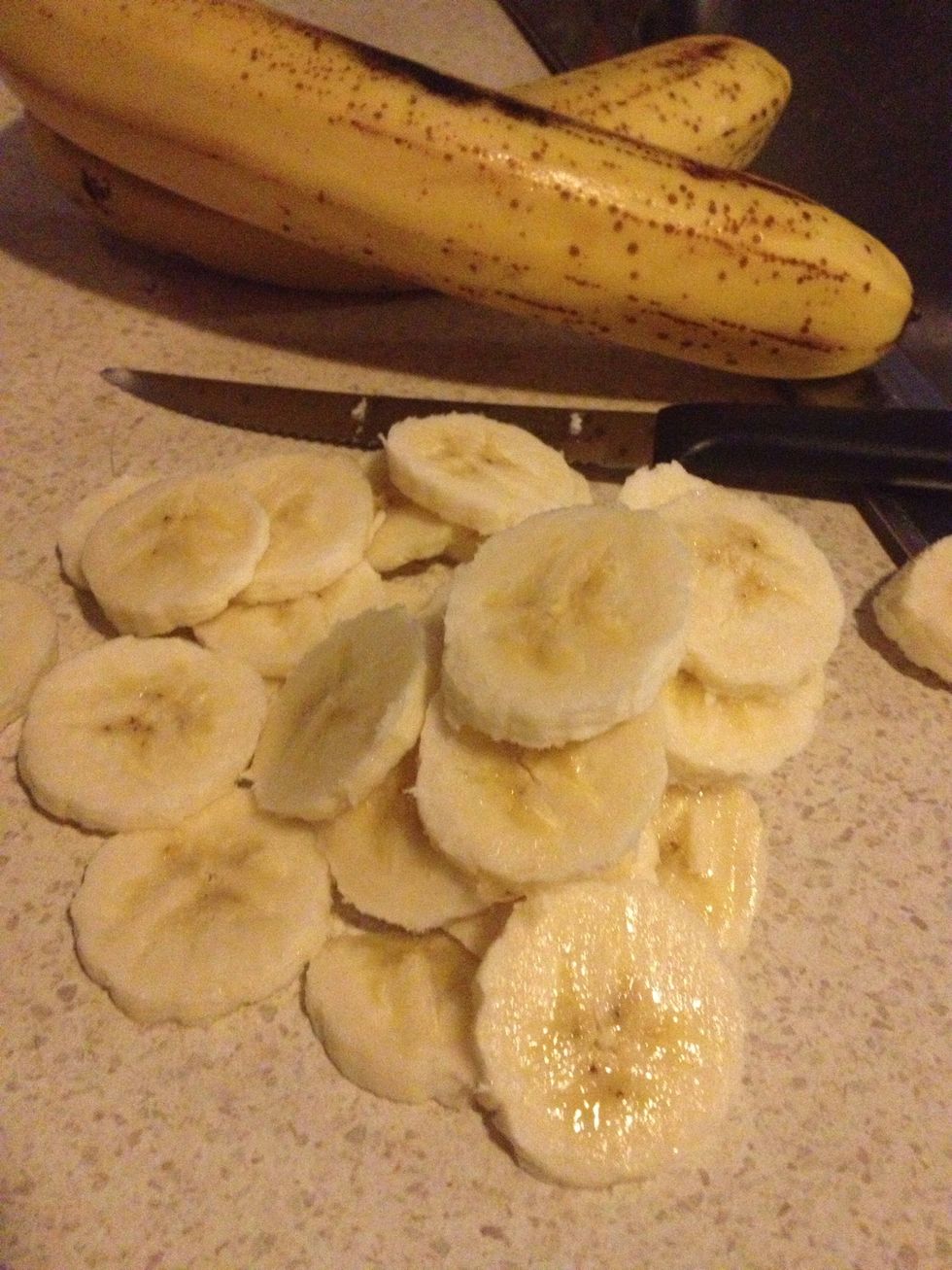 Slice your banana to your desired thickness. I personally like it when the banana is just a hint, not the whole flavour of the pie.