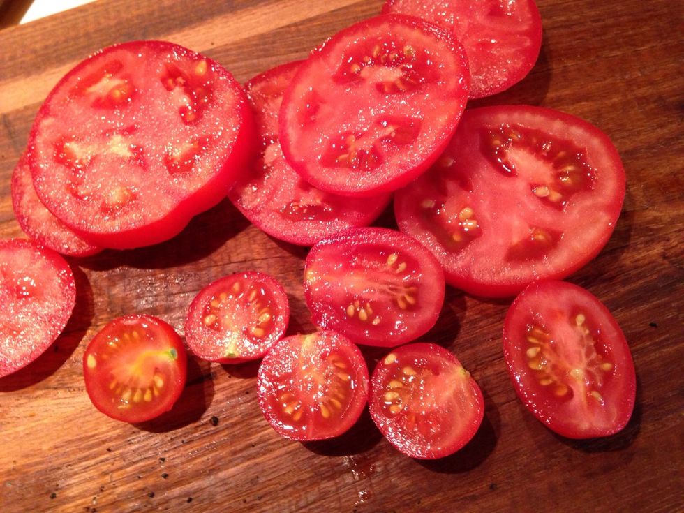 Slice your tomatoes into rounds.