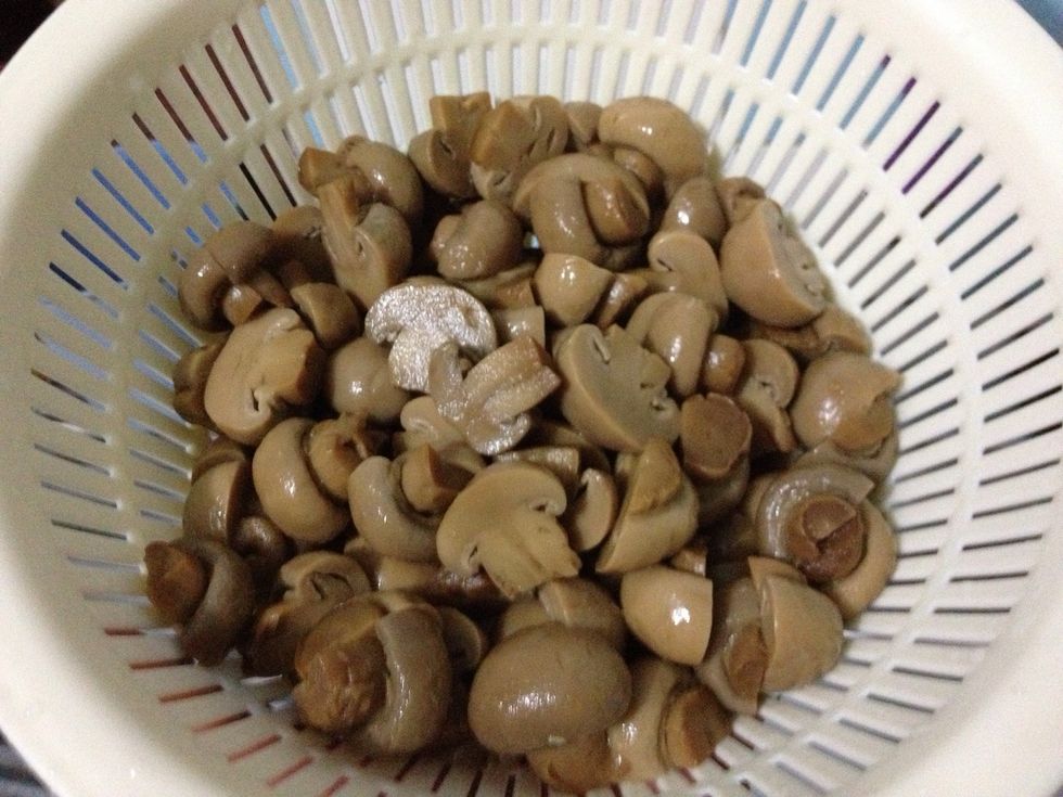 Sliced the mushroom in half. Some people like to slice it smaller, into 3 or 4. But I like mushrooms! So yes I love to have them big! :D