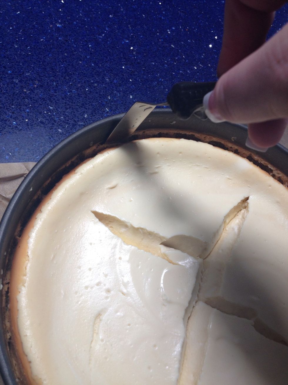 Slide between the cake in the edge of the springform pan.