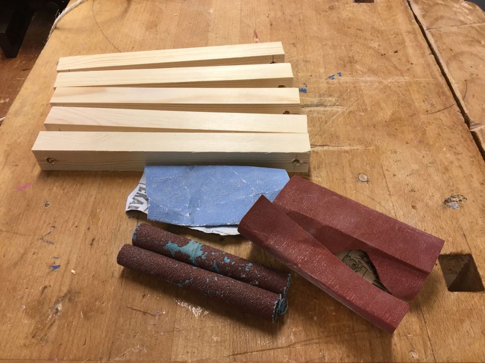 Slipa alla bitarna med sandpapper. Runda kanterna lite med 60, finputsa sedan med 100 och 150.